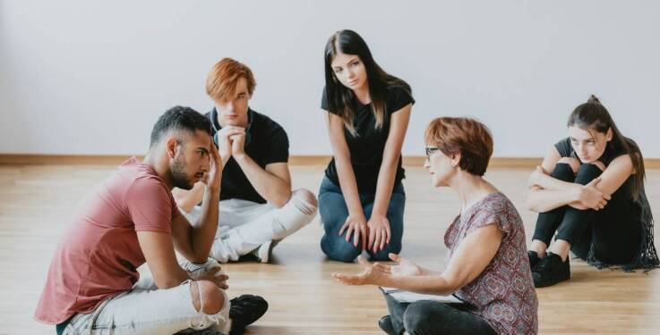 Jakie są specyficzne potrzeby młodzieży w terapii uzależnień?