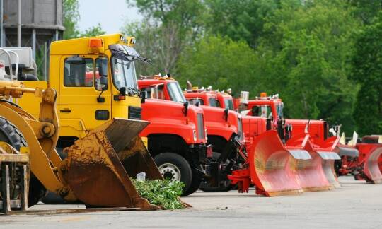 Jakie są koszty związane z profesjonalnym odśnieżaniem dróg?
