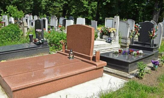 Jak dbać o czystość i estetykę nagrobków granitowych?