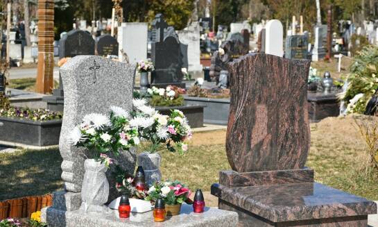 Jakie są koszty związane z wyborem nagrobków granitowych?