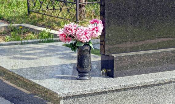 Zalety granitowych nagrobków w ofercie firmy kamieniarskiej – co je wyróżnia?