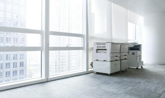 Jakie są zalety stosowania kompensacji mocy biernej w nowoczesnych biurach?