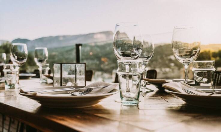 Rola szklanek do drinków w tworzeniu atmosfery podczas spotkań towarzyskich