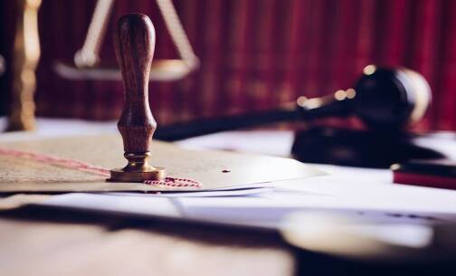 Jakie są najważniejsze funkcje aktów notarialnych w kontekście transakcji nieruchomości?