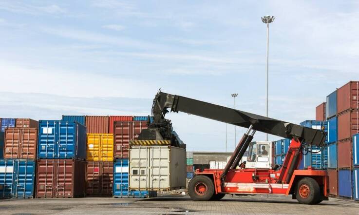 Wpływ regulacji prawnych na transport kontenerów budowlanych