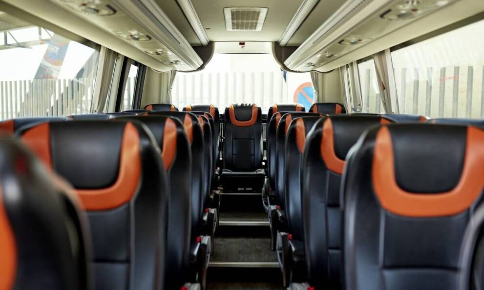 Busy z przestronnymi siedzeniami – komfort podróży dla grup do 9 osób