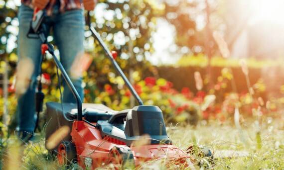 Koszenie trawy jako element ochrony przed pożarami