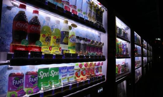 Jak zastosowanie mechanizmu monetowego może zwiększyć dochody z automatów?