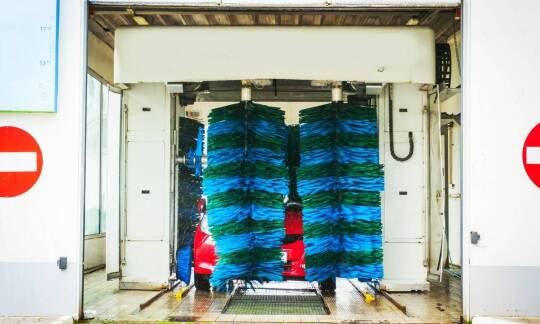 Myjnia samochodowa samoobsługowa: Zasady bezpieczeństwa podczas samodzielnego mycia