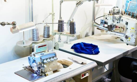 Wpływ nowoczesnych maszyn na jakość i czas realizacji zamówień w krojowni usługowej
