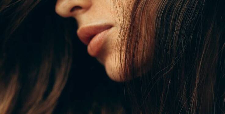 Jak endokrynologia wpływa na kondycję skóry i włosów?