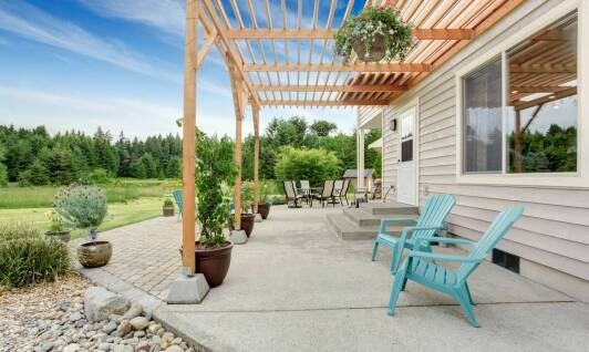 Zrównoważony rozwój w produkcji pergoli – co to oznacza dla klienta?