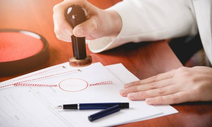 Jakie usługi związane z poświadczeniami oferuje notariusz?