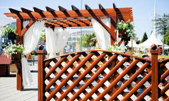 Jakie materiały WS Garden Studio wykorzystuje do budowy trwałych ogrodzeń?