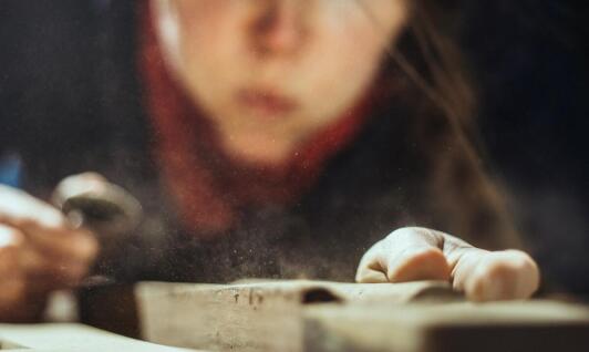 Struganie i cięcie drewna: Jak tartak wpływa na jakość produktów?