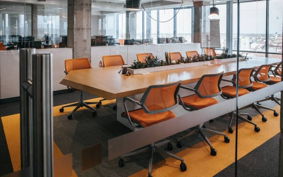 Personalizacja mebli biurowych – jak dostosować je do potrzeb zespołu?