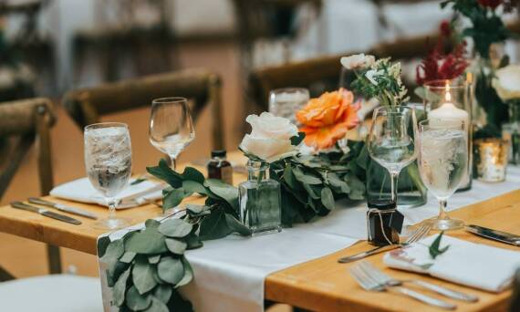 Przykłady unikalnych dekoracji weselnych inspirowanych naturą