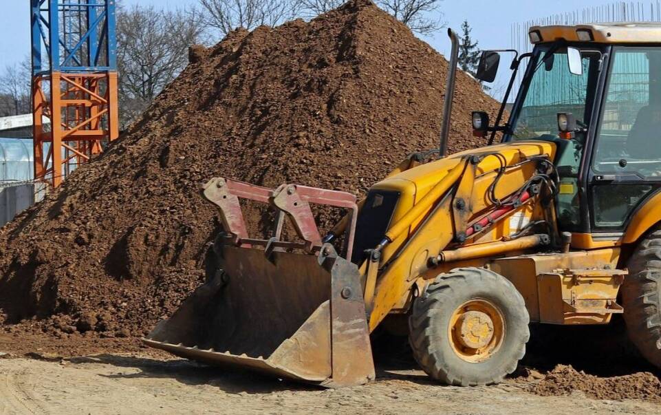 Zastosowanie koparko-ładowarek w różnych typach prac ziemnych