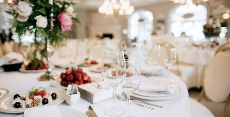 Rezerwacja hotelu we Wrocławiu: co oferują obiekty z salami bankietowymi?