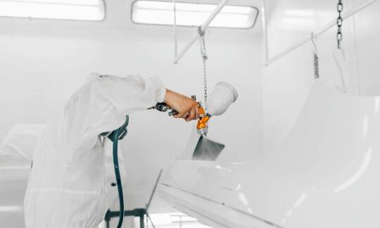 Jak technologia bezpyłowej kabiny wpływa na efektywność lakierowania?