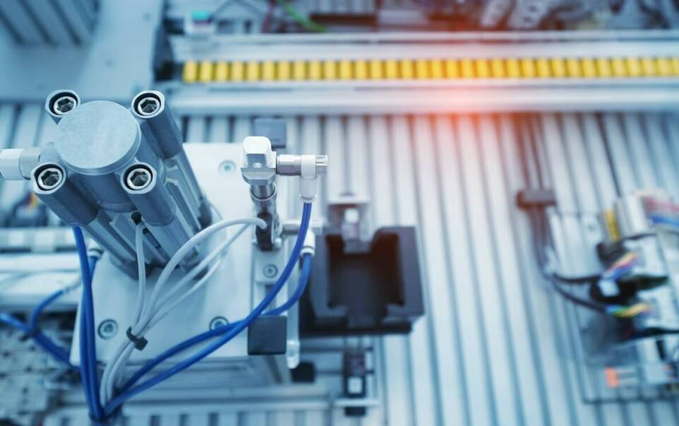 Automatyzacja w piaskarkach do metalu: Jak zwiększa wydajność produkcji?