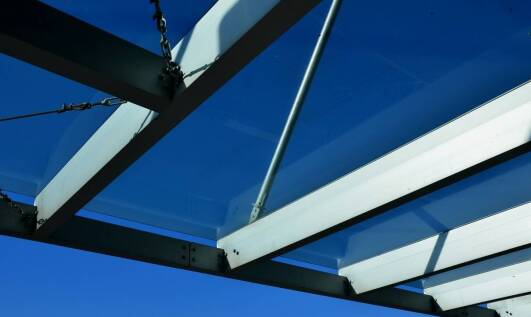 Porównanie różnych materiałów stosowanych w produkcji wiat przystankowych