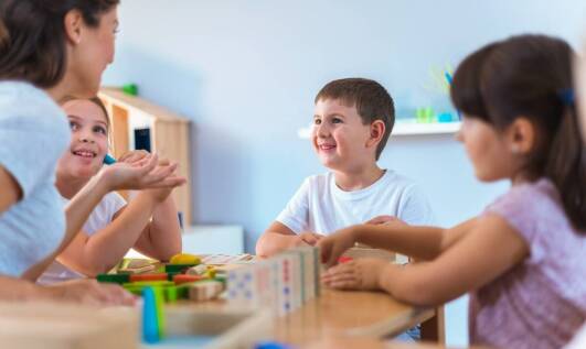 Jakie stoliki przedszkolne najlepiej sprawdzą się w codziennych aktywnościach dzieci?