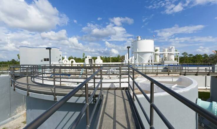 W jaki sposób stacje uzdatniania wody zwalczają nieprzyjemne zapachy i smaki?