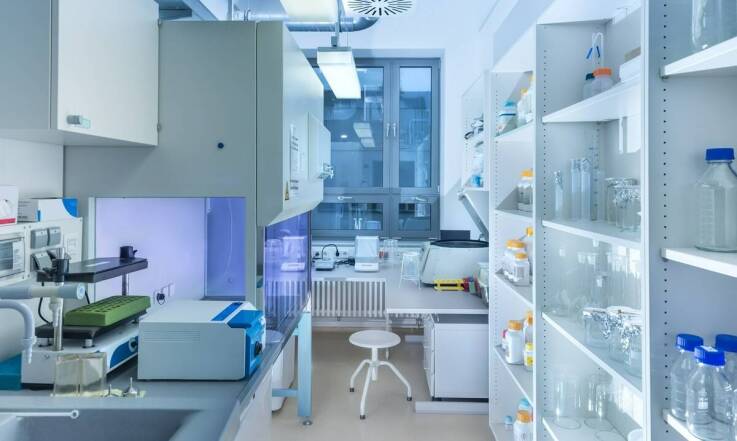 Posadzki żywiczne a ich odporność na chemikalia – zastosowanie w laboratoriach