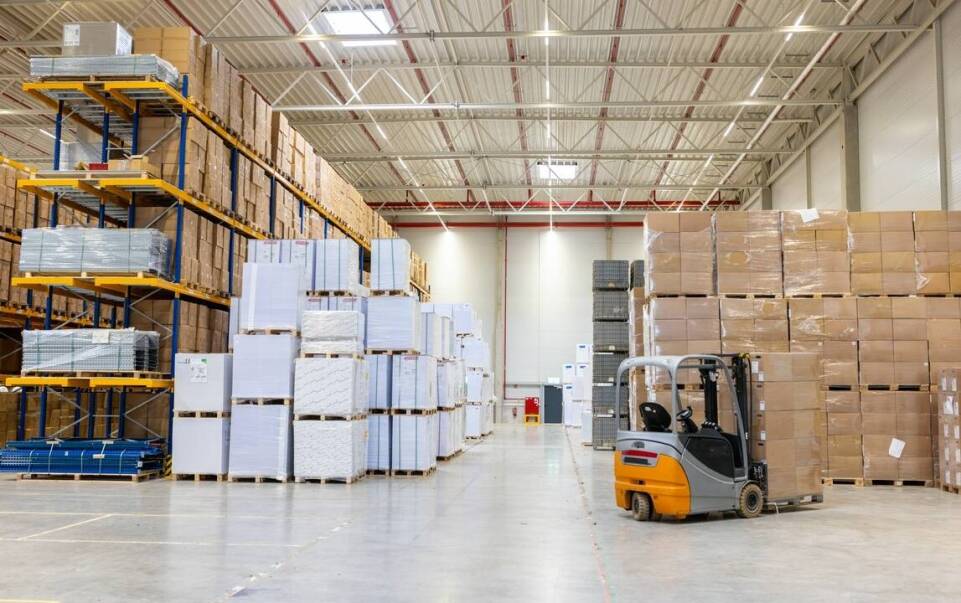 Wpływ wynajmu wózków widłowych na redukcję kosztów magazynowych