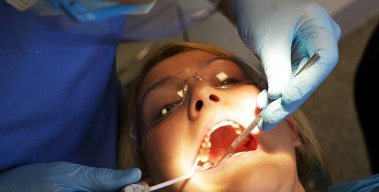 Bezpieczeństwo zabiegów usuwania kamienia: na co zwrócić uwagę?