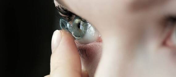 Najczęstsze błędy przy zakładaniu soczewek kontaktowych i jak ich unikać