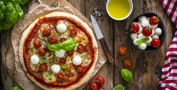 Sztuka wypiekania pizzy w piecu opalanym drewnem – tajemnice pizzerii w Lublinie