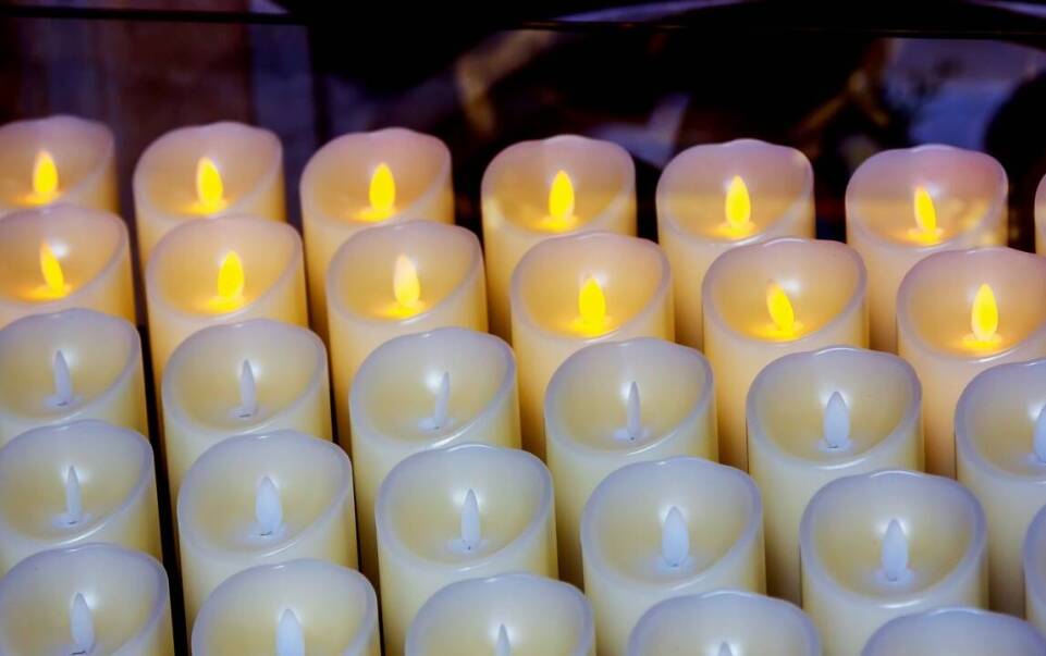 Znicze plastikowe a odporność na warunki atmosferyczne: co warto wiedzieć?