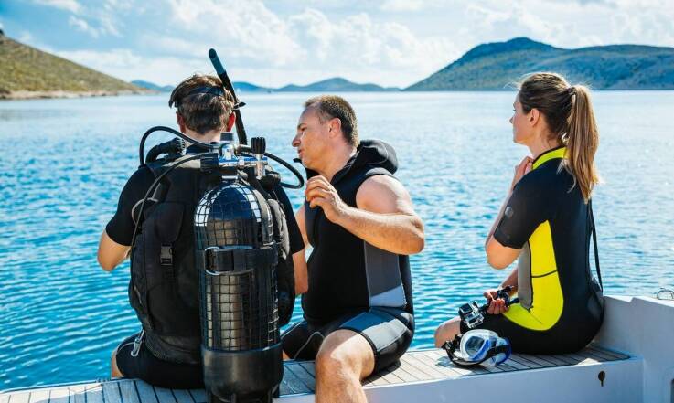 Jak skutecznie dobierać suche skafandry do nurkowania w zależności od warunków?