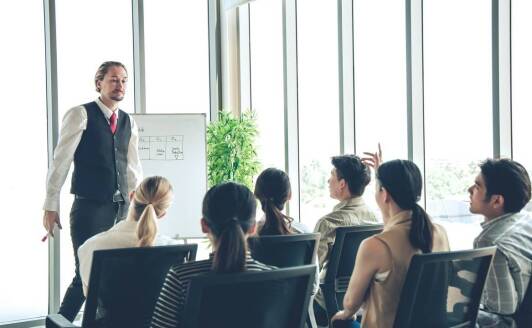 Szkolenia PPOŻ a poprawa bezpieczeństwa pracy – jakie są związki?