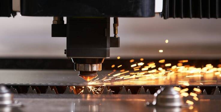 Jak cięcie laserowe wspiera innowacyjność w projektowaniu mebli metalowych?