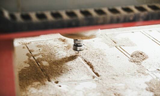 Rola nowoczesnych technologii w produkcji drewnianych desek kuchennych