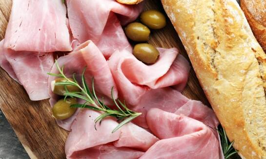 Porównanie różnych rodzajów szynek dojrzewających – co wybrać dla siebie?