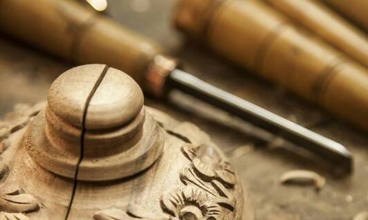 Proces tworzenia unikatowych rzeźb drewnianych