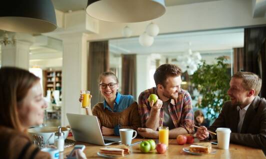 Jakie korzyści niesie ze sobą pobyt w hotelu z lokalnym śniadaniem