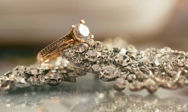 Jak personalizować unikalne pierścionki zaręczynowe dla wyjątkowego efektu?