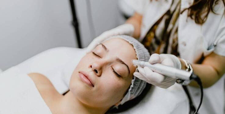 Jak mezoterapia bezigłowa wspomaga proces regeneracji skóry?