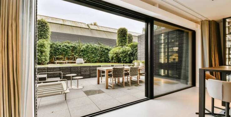 Drzwi panelowe aluminiowe w architekturze minimalistycznej: trendy i inspiracje