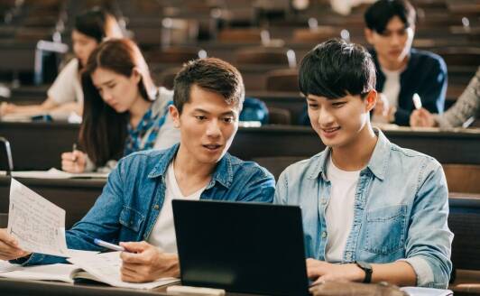 Jakie wyzwania napotykają studenci pierwszego roku podczas nauki matematyki online?