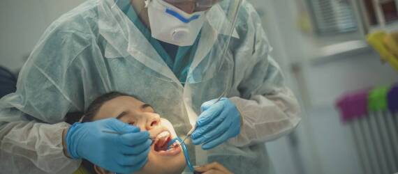 Profesjonalne czyszczenie zębów: klucz do zdrowego uśmiechu