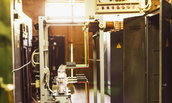 Najnowsze trendy w projektowaniu maszyn do postarzania drewna