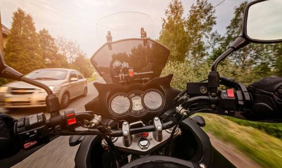 Jakie są zalety korzystania z przyczepek na motocykle?