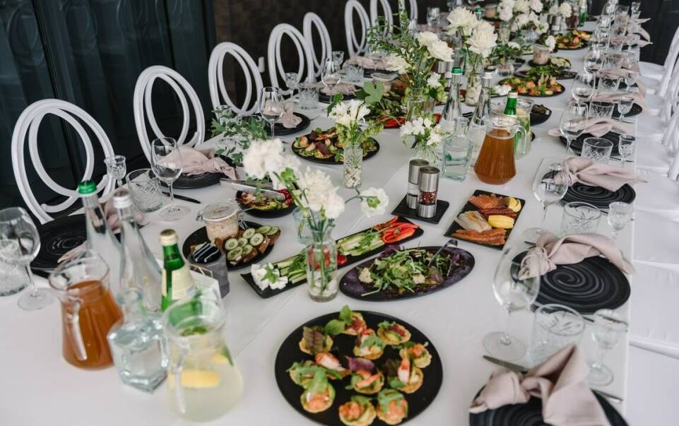 Organizacja bankietów we Wrocławiu: Jak zaskoczyć gości oryginalnym menu?