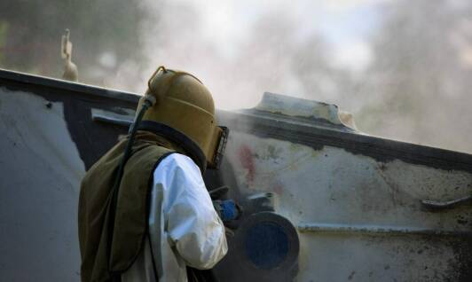 Zalety piaskowania elewacji w procesie renowacji budynków